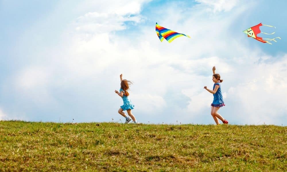 girls-with-kites