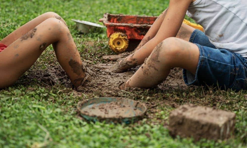 kids-playing-in-mud